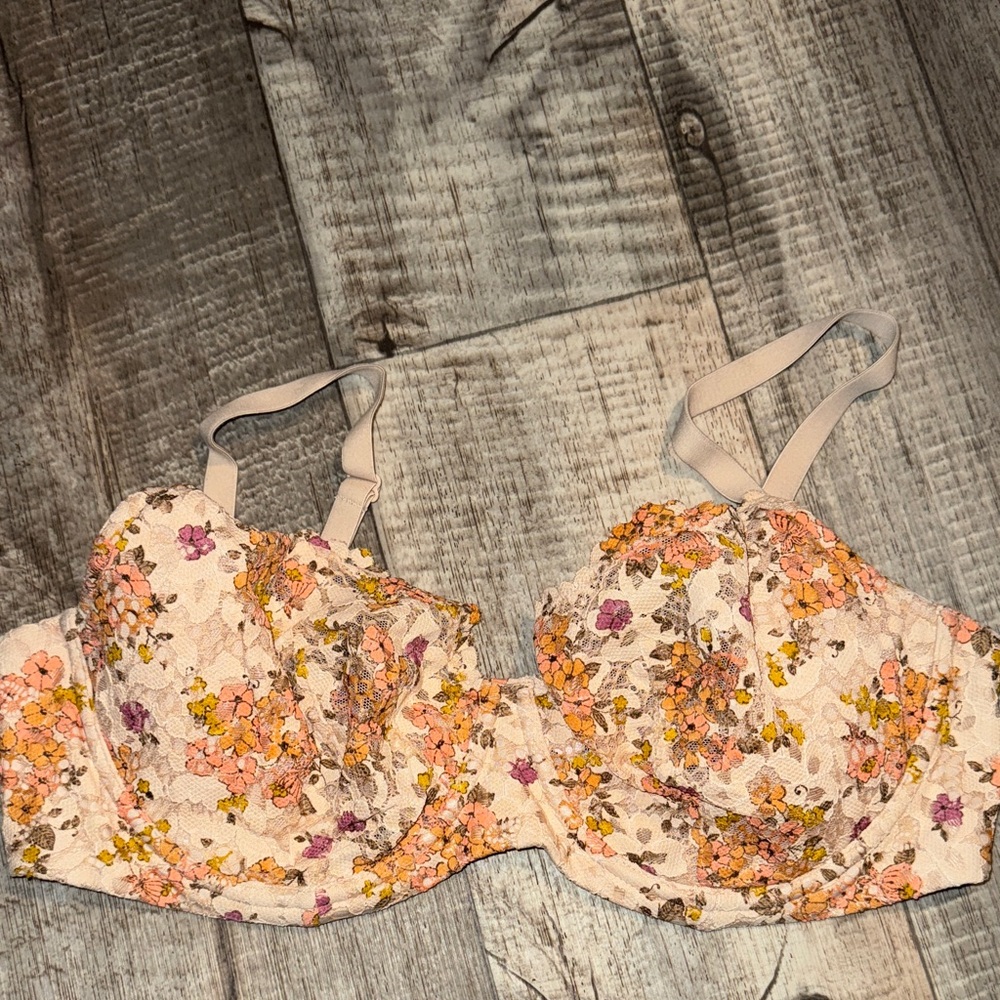 VICTORIA’S SECRET  Lace Bra with Cream and Yellow Details SIZE 38DD